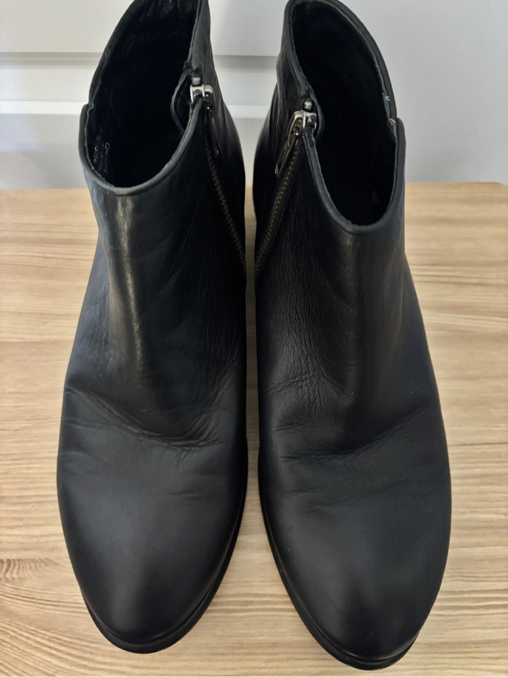 FRYE Carson Piping Black Leather Zip Ankle Booties Size 9M